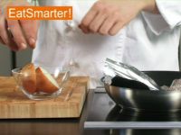 Wie Sie Zwiebelhälften ganz einfach in der Pfanne dunkel rösten