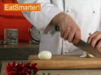 Wie Sie ein hartgekochtes Ei perfekt in Scheiben schneiden