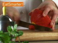 Wie Sie Hokkaido-Kürbis geschickt in Würfel schneiden