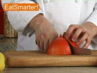 Wie Sie Hokkaido-Kürbis am besten in Spalten schneiden