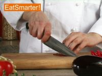 Wie Sie eingelegte Tomaten am besten in Würfel schneiden