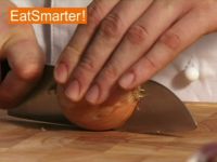 Wie Sie eine Zwiebel einfach und schnell schälen