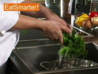 Wie Sie Kräuter richtig waschen und Blättchen abzupfen