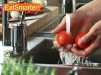Wie Sie Tomaten am besten waschen, putzen und entkernen