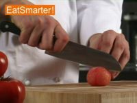 Wie Sie eine gehäutete Tomate am besten vierteln und entkernen