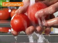Wie Sie Tomaten richtig waschen und putzen