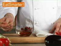 Wie Sie eingelegte Tomaten mühelos abtropfen lassen