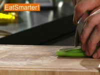 Wie Sie Frühlingszwiebeln effektiv in lange Stücke schneiden