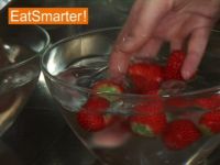 Wie Sie Erdbeeren richtig waschen und putzen