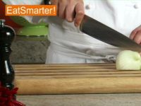 Wie Sie Fenchelknollen geschickt in Würfel schneiden