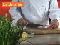 Wie Sie Lachsfilet gekonnt in sehr feine Würfel schneiden