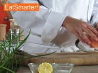 Wie Sie Lachsfilet ganz einfach in dünne Scheiben schneiden