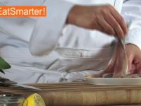 Wie Sie ein Matjesfilet gekonnt in feine Würfel schneiden