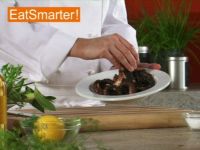 Wie Sie einen gegarten Oktopus richtig klein schneiden