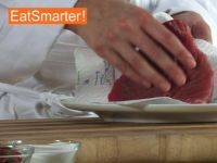 Wie Sie frisches Thunfischfilet ganz einfach in Würfel schneiden