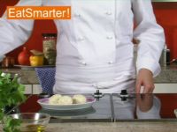 Wie Sie Topfenknödel am besten in Salzwasser garziehen lassen