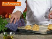 Wie Sie frisch gebackene Windbeutel mühelos aufschneiden