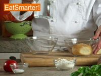 Wie Sie Brötchen am besten in Wasser einweichen