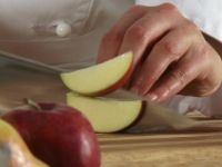 Wie Sie Apfelviertel am besten in Würfel schneiden