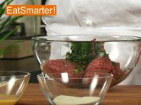 Wie Sie einen Hackfleischteig richtig mit der Hand kneten