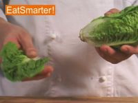 Wie Sie ein Salatherz richtig putzen, waschen und vierteln