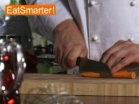 Wie Sie Möhren ganz einfach in schräge Stücke schneiden