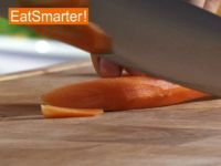 Wie Sie eine Möhre gekonnt schräg in dünne Scheiben schneiden