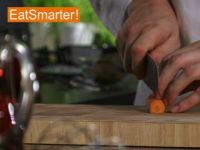 Wie Sie am besten eine Möhre sehr fein würfeln