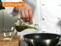 Wie Sie Schalotten und Knoblauch richtig in Öl glasig dünsten