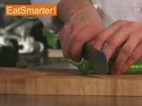 Wie Sie eine Spitzpaprikaschote ganz einfach in Ringe schneiden