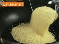 Wie Sie ganz einfach Hirse in der Pfanne anrösten