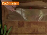 Wie Sie Gemüse zum Garen gekonnt in Papier verpacken