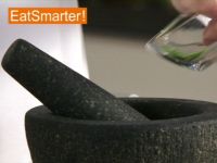 Wie Sie Gewürze richtig in einem Mörser zerkleinern