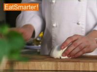 Wie Sie Mozzarella am besten in Scheiben oder Würfel schneiden