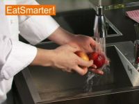 Wie Sie eine Nektarine am besten entsteinen