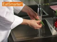 Wie Sie Okraschoten richtig waschen und putzen