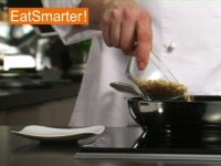 Wie Sie Pinienkerne richtig in der Pfanne rösten