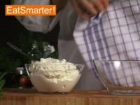 Wie Sie Quark ganz einfach in einem Tuch ausdrücken