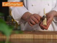 Wie Sie eine Petersilienwurzel richtig schälen, putzen und waschen