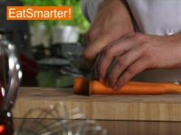 Wie Sie Möhren blitzschnell in große Stücke schneiden