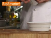 Wie Sie eine Form wirksam mit Frischhaltefolie auslegen