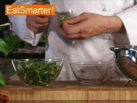 Wie Sie Feldsalat richtig putzen, waschen und trockenschleudern