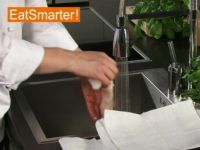 Wie Sie am besten Seeteufelfilet in Würfel schneiden