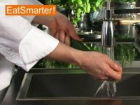 Wie Sie eine Zucchini richtig waschen und putzen