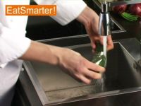 Wie Sie eine Salatgurke am besten waschen, schälen, putzen und entkernen