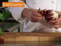 Wie Sie Radicchio gekonnt putzen, waschen und trockenschleudern