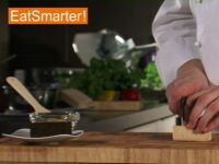 Wie Sie Tofu problemlos würfeln, braten und abtropfen lassen