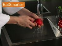 Wie Sie eine Pflaume waschen und ganz einfach entsteinen