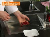 Wie Sie Johannisbeeren am besten waschen und abstreifen