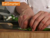 Wie Sie eine Chilischote am besten putzen und in Ringe schneiden